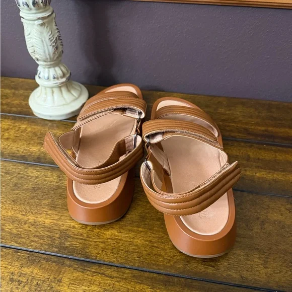 ✨ Madewell The Emmalee Sandal – English Saddle ✨ - Picture 7 of 9